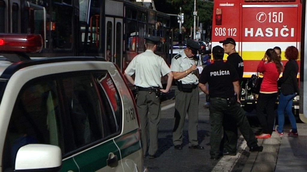 Bratislava_električka_zrazený muž_policajti okolo_nehoda